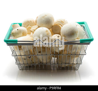 Gli champignon in un carrello isolato su sfondo bianco materie Foto Stock