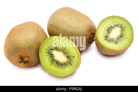 Due interi kiwi (ribes cinese) e due metà isolato su sfondo bianco Foto Stock