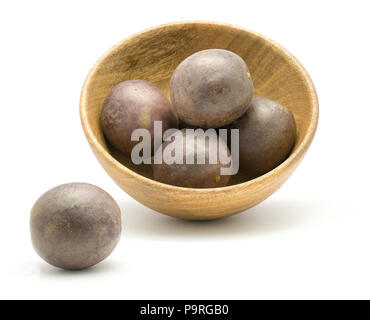 Freschi frutti della passione in una ciotola di legno isolato su sfondo bianco Foto Stock