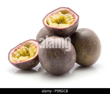 Frutti della passione isolati su sfondo bianco tre insieme due metà Foto Stock