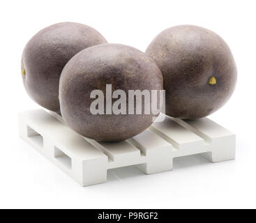 Tre frutti della passione su un pallet isolati su sfondo bianco Foto Stock
