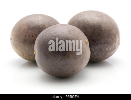 Tre frutti della passione isolati su sfondo bianco fresco Foto Stock