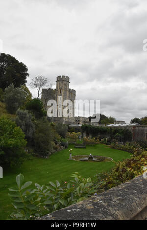 Edward III Tower con un giardino nella ex Moat al Castello di Windsor, Windsor, Regno Unito. Foto Stock