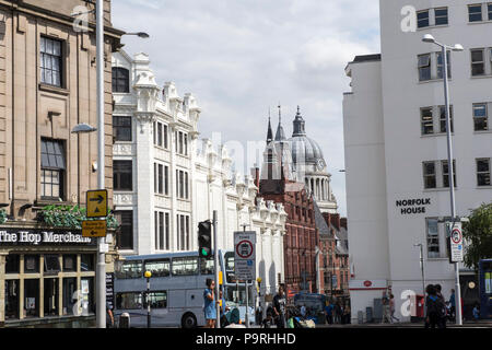 Giunzione del Sud Sherwood Street e superiore di Parlamento Street nella città di Nottingham, Nottinghamshire REGNO UNITO Inghilterra Foto Stock