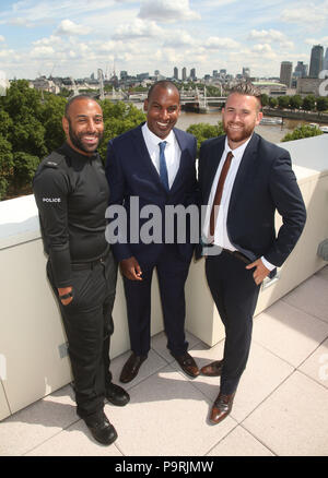 (Da sinistra a destra) British Transport poliziotti PC Leon McLeod e PC Wayne Marques e la Metropolitan Police officer PC Guenigault Charles, a New Scotland Yard, Londra, come McLeod è stato insignito del Queen's galanteria medaglia (QGM) e PC Marques e PC Guenigault si sono aggiudicati la Medaglia George (GM) per affrontare i terroristi armati per proteggere gli altri a London Bridge. Foto Stock