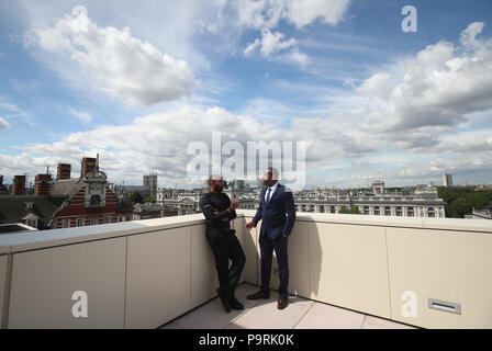 British Transport poliziotti PC Leon McLeod (sinistra) e PC Wayne Marques, a New Scotland Yard, Londra, come PC McLeod è stato insignito del Queen's galanteria medaglia (QGM) e PC Marques ha ricevuto la Medaglia George (GM) per affrontare i terroristi armati per proteggere gli altri a London Bridge. Foto Stock