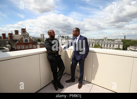 British Transport poliziotti PC Leon McLeod (sinistra) e PC Wayne Marques, a New Scotland Yard, Londra, come PC McLeod è stato insignito del Queen's galanteria medaglia (QGM) e PC Marques ha ricevuto la Medaglia George (GM) per affrontare i terroristi armati per proteggere gli altri a London Bridge. Foto Stock