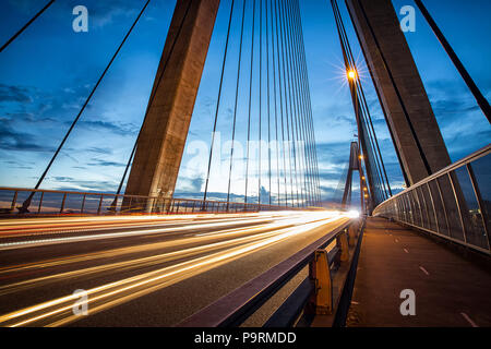 Sentieri di luce dai veicoli su ANZAC Bridge a Sydney Foto Stock