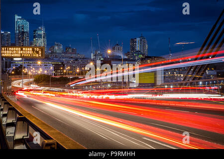 Sentieri di luce dai veicoli su ANZAC Bridge a Sydney Foto Stock