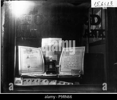 259 Burroughs aggiunta di display della macchina in Oxford National Bank window 1916 (3200505100) Foto Stock
