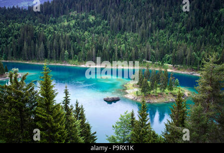 Caumasee lago con una piccola isola che si trova nel mezzo del cristallo lago pulito e vicino a Flims, Svizzera. Foto Stock