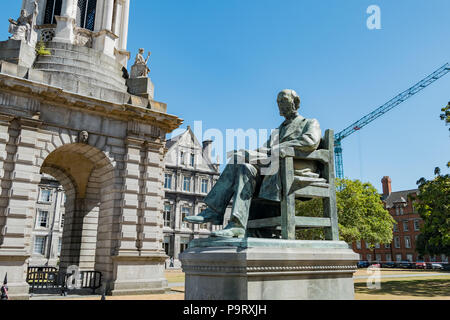 Dublino, Lug 1: Statua di ex provost George Salmone in Trinity College il Lug 1, 2018 a Dublino, Irlanda Foto Stock