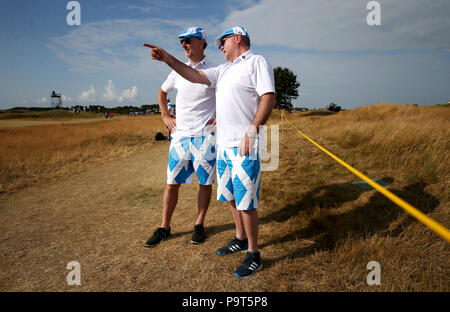 Spettatori guarda l'azione durante il primo giorno del Campionato Open 2018 a Carnoustie Golf Links, Angus. Foto Stock