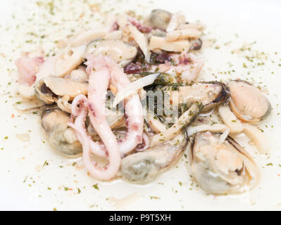 Cocktail di frutti di mare con olio Foto Stock