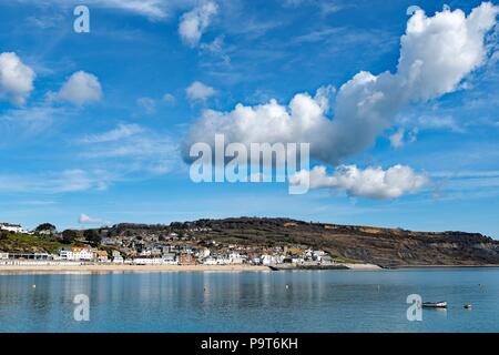 Prese per catturare la città di Lyme Regis e interessante di formazione delle nuvole. Foto Stock