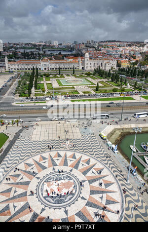 Il monastero di Jeronimos a Lisbona, composizione verticale Foto Stock