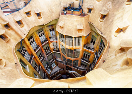 Barcellona, Spagna - 9 febbraio 2016: Primo Piano della Casa Mila (La Pedrera a Barcellona, in Catalogna. La casa fu costruita nel 1905 a 1910 dall'architetto Catalano un Foto Stock