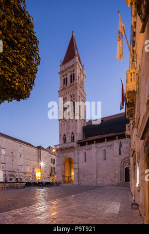 Torre della cattedrale medievale nella città di Trogir in Croazia momenti prima del sorgere del sole. La città è ancora e tranquillo. Foto Stock