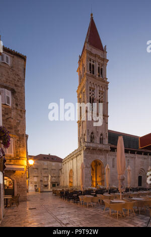 Torre della cattedrale medievale nella città di Trogir in Croazia momenti prima del sorgere del sole. La città è ancora e tranquillo. Foto Stock