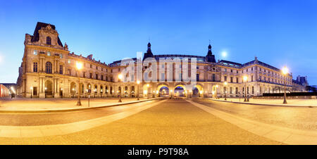 Parigi - febbraio 9: Esterno notte vista panoramica del Louvre musseum (Musee du Louvre) su Ferbuary 9, 2015 a Parigi, Francia. Immagine panoramica fatto Foto Stock