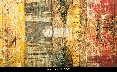 Grungy e fortemente alterata la piastra metallica dipinta in colori diversi Foto Stock