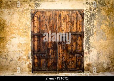 Vecchia porta di legno applicate con rivetti a Mdina, Malta Foto Stock