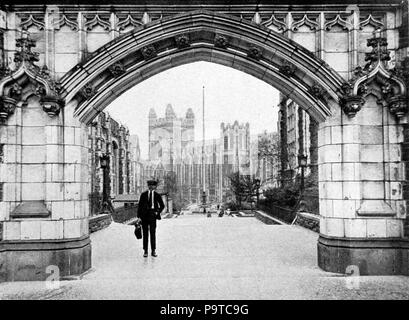 . Inglese: College della città di New York, guardando attraverso il cancello da Amsterdam Avenue. pubblicato 1921 335 Collier's 1921 New York College della città di - Amsterdam Avenue Gate Foto Stock