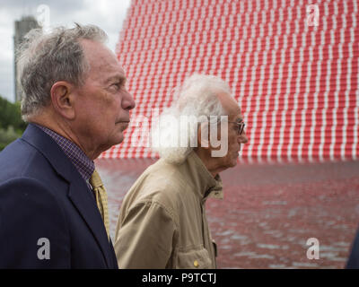Artista bulgaro Christo svela il suo primo Regno Unito lavoro all'aperto, Mastaba, a 20m di altezza di installazione sul lago a serpentina fatta di botti di 7,506. La Mastaba è 30 metri di larghezza e lunga 40 metri. Le canne visibili sulla parte superiore e due pareti inclinate sono verniciati di rosso e bianco; mentre le estremità delle canne visibile su due pareti verticali sono dipinte di rosso, blu e viola. Dotato di: Michael Bloomberg CEO di Bloomberg, Christo dove: London, England, Regno Unito quando: 18 giu 2018 Credit: Wheatley/WENN Foto Stock