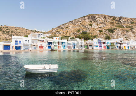 MANDRAKIA, Grecia - Maggio 2018: barche ormeggiate nel porto di villaggio. Obiettivo grandangolare shot, giornata di sole. Foto Stock