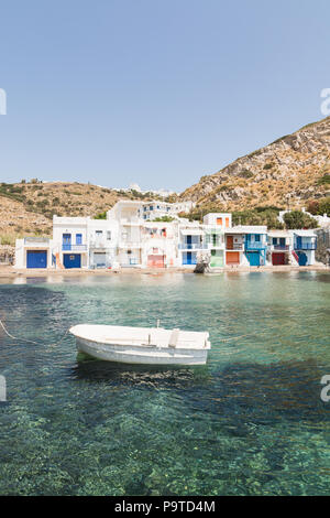 MANDRAKIA, Grecia - Maggio 2018: barche ormeggiate nel porto di villaggio. Obiettivo grandangolare shot, giornata di sole. Orientamento verticale. Foto Stock