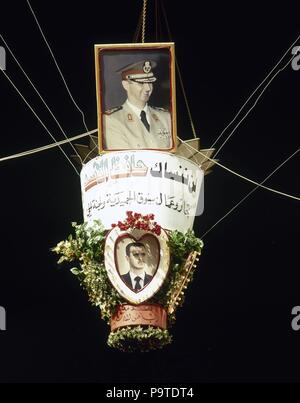 Bashar al-Assad (b. 1965). Presidente della Siria dal 2000 quando suo padre Hafez al-Assad (1930-2000) è morto. Foto propagandistica del regime siriano. La foto è stata scattata alcuni anni prima della guerra civile. Al-Hamidiyah Souq. Damasco. La Siria. Foto Stock