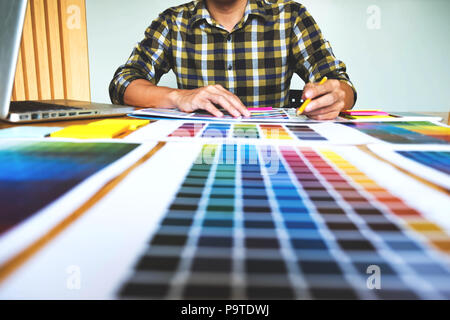 Graphic Designer scegliere i colori da bande di colore dei campioni per la progettazione .Designer grafico creatività concetto di lavoro . Foto Stock