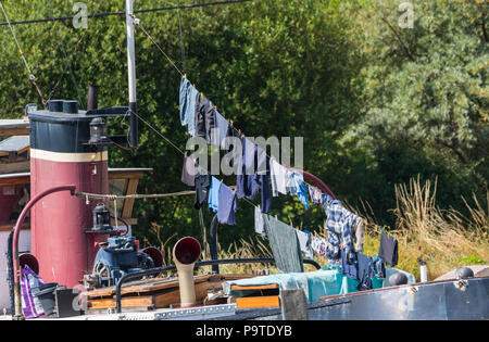 Il lavaggio di riagganciare su una linea a secco, in houseboat in tempo caldo in estate nel Regno Unito. Foto Stock