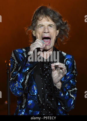 Mick Jagger, cantante e frontman della band Rolling Stones, eseguire sul palco durante un concerto in La Esprit Arena di Düsseldorf, Germania, 09 ottobre 2017. Foto: Henning Kaiser/dpa | Utilizzo di tutto il mondo Foto Stock