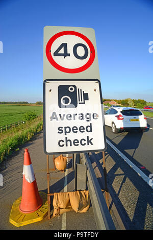 Autocarro passando un cartello di segnalazione di 40mph e limite di avviso della presenza di autovelox in segno roadworks york Yorkshire Regno Unito Foto Stock