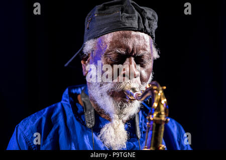 Cracow Polonia - Luglio 12, 2018: Icona del mondo jazz - Pharoah Sanders l'icona Quartetet dal vivo sul palco di Kijow.Centro al Summer Jazz Festival in K Foto Stock