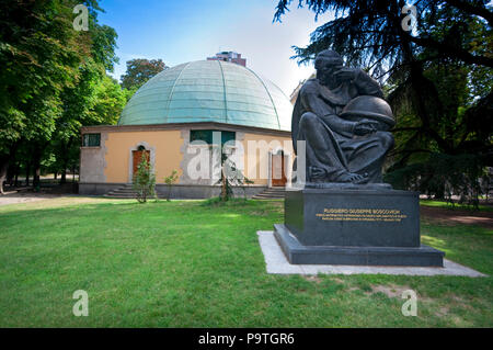 L'Italia, Lombardia, Milano, Indro Montanelli Giardini Pubblici, Ruggiero Giuseppe Boscovich monumento planetario di sfondo Ulrico Hoeply da Piero Portalupi Foto Stock