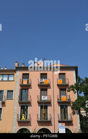 La Catalogna indipendenza bandiere su balconi in Girona, Catolonia, Spagna Foto Stock