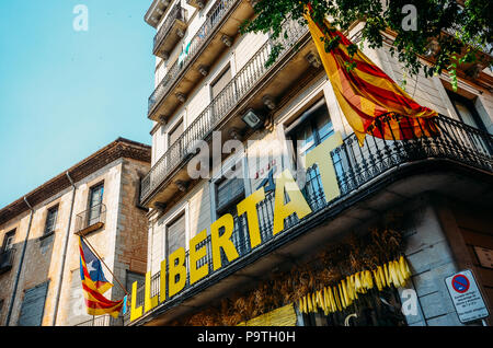La Catalogna indipendenza bandiere su balconi in Girona, Catolonia, Spagna Foto Stock