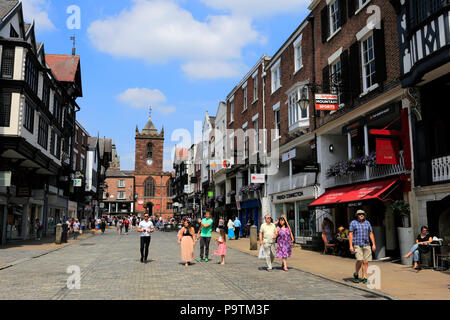 Persone in Bridge Street, Chester City, Cheshire, Inghilterra Foto Stock