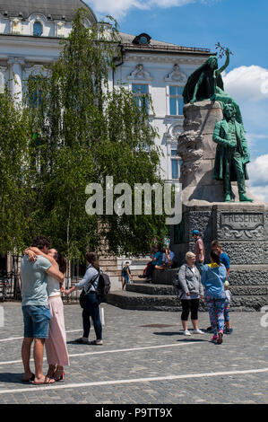 Slovenia: giovane kissing davanti al monumento di Prešeren a Lubiana, tarda storicistico statua in bronzo della nazionale slovena poeta France Prešeren Foto Stock