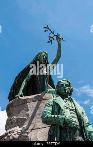 Lubiana, Piazza Prešeren: Monumento Prešeren, fine storicistico statua in bronzo della nazionale slovena poeta France Prešeren (1800-1849) da Ivan Zajec Foto Stock