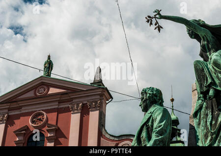 Lubiana: chiesa francescana dell'Annunciazione e Monumento Prešeren, tarda storicistico statua in bronzo della nazionale slovena poeta France Prešeren Foto Stock