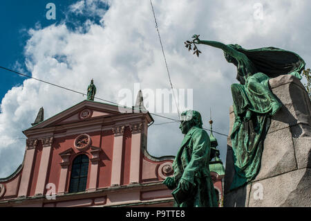 Lubiana: chiesa francescana dell'Annunciazione e Monumento Prešeren, tarda storicistico statua in bronzo della nazionale slovena poeta France Prešeren Foto Stock