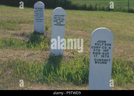 Tombe nel cimitero post, Fort McKeen, rinominato Fort Abraham Lincoln, Mandan, North Dakota, 1870s. Fotografia Foto Stock