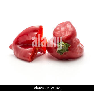 Fette di peperoncino habanero due red hot pepper metà isolato su sfondo bianco Foto Stock