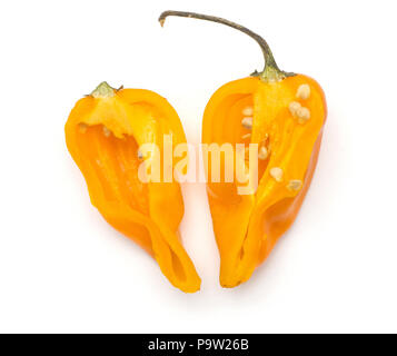 Due giallo peperoncino habanero metà sezione vista dall'alto isolato su sfondo bianco caldo pepe cinese Foto Stock