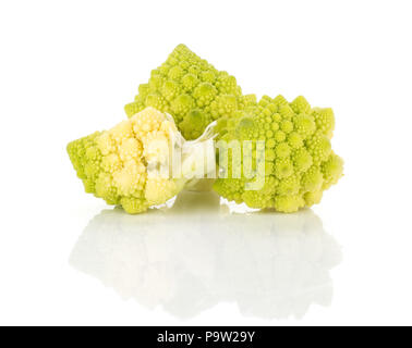 Romanesco cavolfiore verde tre pezzi isolati su sfondo bianco Foto Stock