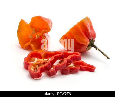 Rosso peperoncino habanero fette tagliate e due metà arancione isolati su sfondo bianco caldo pepe cinese Foto Stock