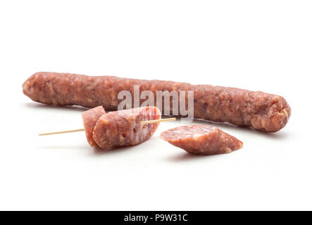 Ungherese salsiccia secca salsiccia per pizza isolati su sfondo bianco uno  fumato in budello naturale misto carne di maiale Foto stock - Alamy